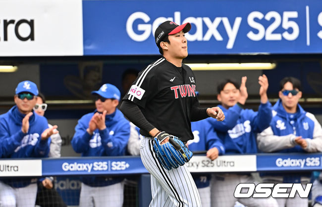 [OSEN=대구, 이석우 기자] 10일 대구삼성라이온즈파크에서 2025 신한 SOL 뱅크 KBO 리그 삼성 라이온즈와 LG 트윈스의 경기가 열렸다. 홈팀 삼성은 후라도가, 방문팀 LG는 손주영이 선발 출전했다. LG 트윈스 손주영이 3회말 1사 1,3루 삼성 라이온즈 구자욱에게 1타점 중견수 희생플라이를 맞고 아쉬워하고 있다. 2025.05.10 / foto0307@osen.co.kr