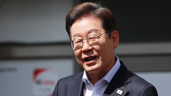 이재명 더불어민주당 대선 후보가 10일 경남 창녕군 창녕전통시장을 찾아 즉흥 연설을 하고 있다. 연합뉴스
