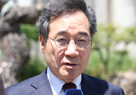 이낙연 새미래민주당 상임고문이 지난 2일 대구 북구 침산동 한 식당 앞에서 인터뷰를 하고 있다. 연합뉴스