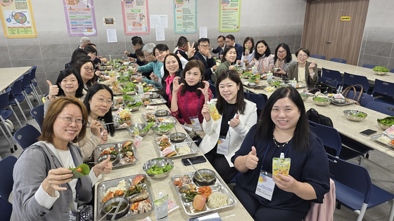 이달 1~5일 제주 찾은 홍콩 초·중·고교 교장·교감단이 급식문화를 체험하고 있다. 사진 제주관광공사