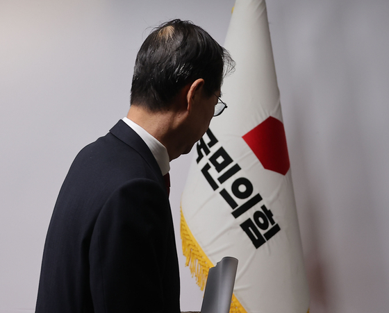 국민의힘 당기와 한덕수 후보. 연합뉴스