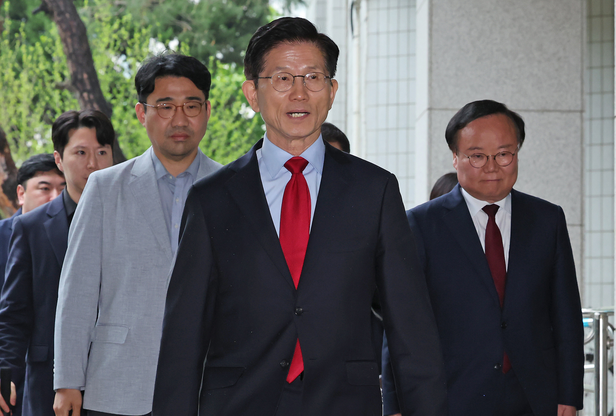 국민의힘으로부터 대통령 후보자 자격이 취소된 김문수 후보가 10일 오후 서울 양천구 남부지방법원에서 열린 후보 선출취소 효력정지 가처분 심문기일에 출석하고 있다. 뉴스1