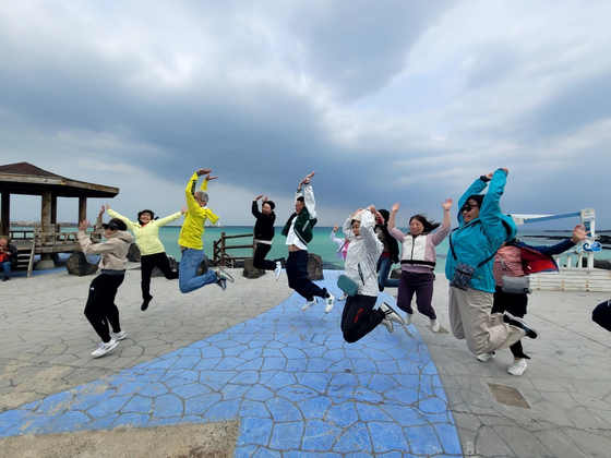 이달 1~5일 제주 찾은 홍콩 초·중·고교 교장·교감단이 제주바다 앞에서 기념 사진을 남기고 있다. 사진 제주관광공사