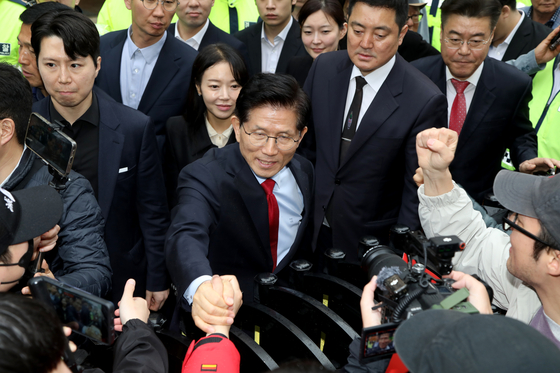 국민의힘이 대통령 후보 교체 절차를 밟은 10일 서울 여의도 당사 앞에서 김문수 후보가 지지자들과 인사를 나누고 있다. 뉴스1