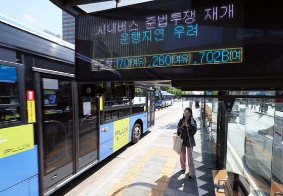 서울 시내버스 노조가 연휴가 끝난 뒤 첫차부터 준법투쟁(준법운행)을 재개한 7일 오전 광화문의 한 버스정류장 전광판에 운행 지연 안내 문구가 표시된 모습. 연합뉴스