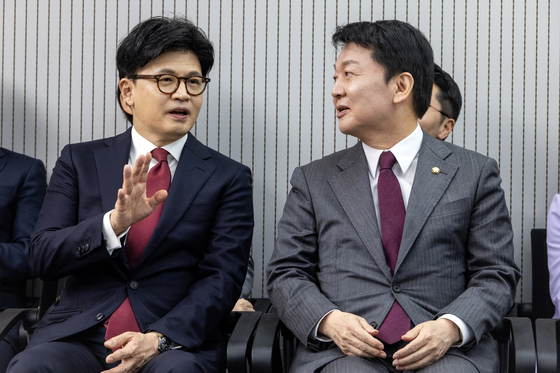 국민의힘이 제21대 대통령후보자 3차 경선 진출자를 발표한 지난달 29일 오후 서울 여의도 국민의힘 중앙당사에서 당시 한동훈, 안철수 후보가 대화하고 있다. 뉴스1
