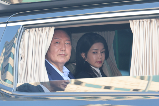 윤석열 전 대통령과 김건희 여사가 지난달 11일 서울 용산구 한남동 관저를 떠나 서초동 사저로 거처를 옮기며 지지자들을 향해 인사하고 있다. 전민규 기자