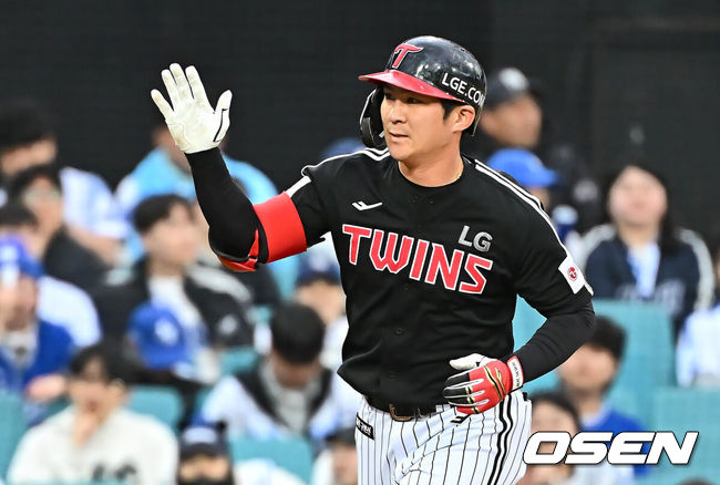 [OSEN=대구, 이석우 기자] 10일 대구삼성라이온즈파크에서 2025 신한 SOL 뱅크 KBO 리그 삼성 라이온즈와 LG 트윈스의 더블헤더 2차전 경기가 열렸다. 홈팀 삼성은 레예스가, 방문팀 LG는 임찬규가 선발 출전했다. LG 트윈스 오지환이 2회초 1사 우월 솔로 홈런을 치고 하이파이브를 하고 있다. 2025.05.10 / foto0307@osen.co.kr