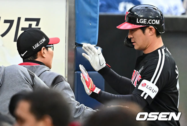 [OSEN=대구, 이석우 기자] 10일 대구삼성라이온즈파크에서 2025 신한 SOL 뱅크 KBO 리그 삼성 라이온즈와 LG 트윈스의 더블헤더 2차전 경기가 열렸다. 홈팀 삼성은 레예스가, 방문팀 LG는 임찬규가 선발 출전했다. LG 트윈스 오지환이 2회초 1사 우월 솔로 홈런을 치고 하이파이브를 하고 있다. 2025.05.10 / foto0307@osen.co.kr