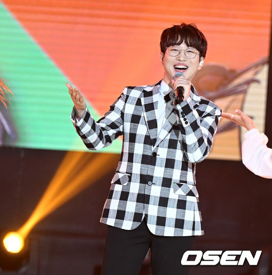 [OSEN=최규한 기자] 11일 오후 서울 상암동 SBS프리즘타워에서 SBS FiL 더 트롯쇼 생방송이 진행됐다.가수 안성훈이 무대를 펼치고 있다. 2022.07.11 / dreamer@osen.co.kr