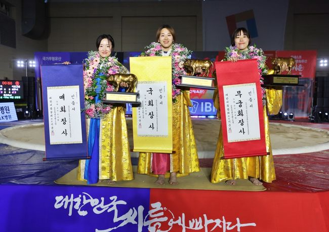 여자부 개인전 장사 결정전에서 매화급(60kg 이하)경기에서 이연우(거제시청)가 황소트로피를 들어올렸다. / 대한씨름협회