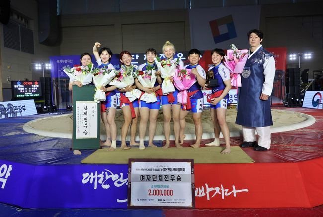 여자부 단체전(팀 간 5전 3선승제·개인 간 3판 2선승제)에서는 김기백 감독이 이끄는 경기 안산시청이 괴산군청을 4-2로 제압하며 단체전 우승을 차지했다. / 대한씨름협회