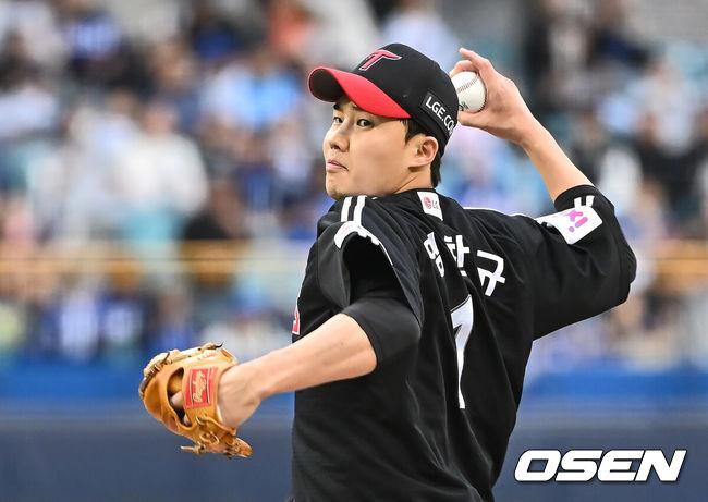 [OSEN=대구, 이석우 기자] 10일 대구삼성라이온즈파크에서 2025 신한 SOL 뱅크 KBO 리그 삼성 라이온즈와 LG 트윈스의 더블헤더 2차전 경기가 열렸다. 홈팀 삼성은 레예스가, 방문팀 LG는 임찬규가 선발 출전했다. LG 트윈스 선발 투수 임찬규가 역투하고 있다. 2025.05.10 / foto0307@osen.co.kr