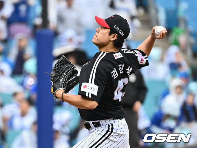 [OSEN=대구, 이석우 기자] 10일 대구삼성라이온즈파크에서 2025 신한 SOL 뱅크 KBO 리그 삼성 라이온즈와 LG 트윈스의 경기가 열렸다. 홈팀 삼성은 후라도가, 방문팀 LG는 손주영이 선발 출전했다. LG 트윈스 김진성이 역투하고 있다. 2025.05.10 / foto0307@osen.co.kr