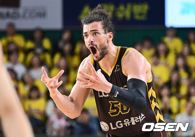 [OSEN=창원, 이석우 기자] 11일 창원 체육관에서 2024-2025 KCC 프로농구 창원 LG와 서울 SK의 챔피언결정전 4차전 경기가 열렸다.  창원 LG가 챔피언결정전에서 3연승을 기록, 창단 첫 우승에 단 1승만을 남겨놓고 있다.창원 LG 아셈 마레이가 동료들을 독려하고 있다. 2025.05.11 / foto0307@osen.co.kr