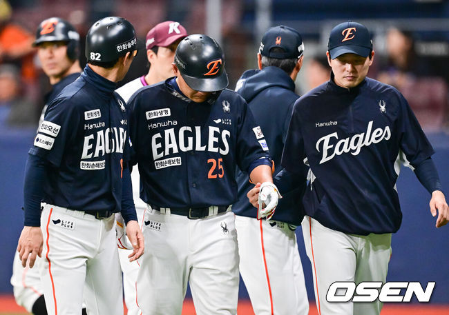 [OSEN=고척, 박준형 기자] 11일 오후 서울 고척스카이돔에서 ‘2025 신한 SOL BANK KBO리그’ 키움 히어로즈와 한화 이글스의 경기가 진행됐다.이날 경기에 키움은 김윤하가, 한화 와이스가 선발투수로 나선다.4회초 2사 한화 김태연이 손목에 공 맞은뒤 교체되고 있다. 2025.05.11 / soul1014@osen.co.kr
