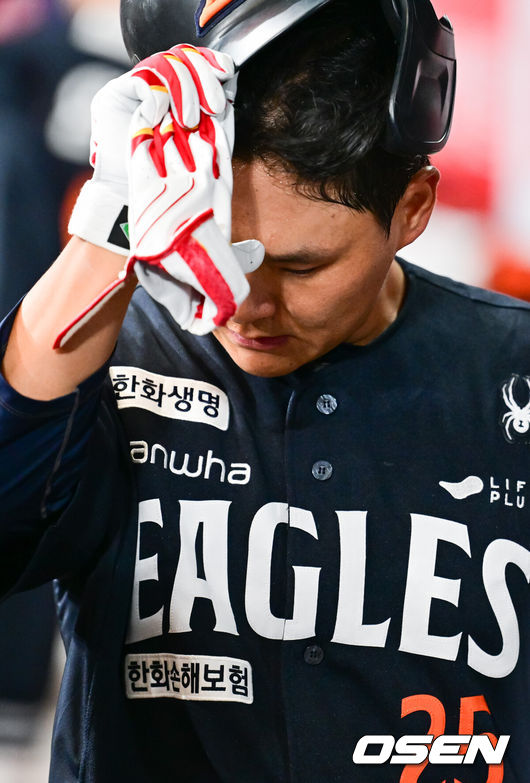 [OSEN=고척, 박준형 기자] 11일 오후 서울 고척스카이돔에서 ‘2025 신한 SOL BANK KBO리그’ 키움 히어로즈와 한화 이글스의 경기가 진행됐다.이날 경기에 키움은 김윤하가, 한화 와이스가 선발투수로 나선다.4회초 2사 한화 김태연이 손목에 공 맞은뒤 교체되고 있다. 2025.05.11 / soul1014@osen.co.kr