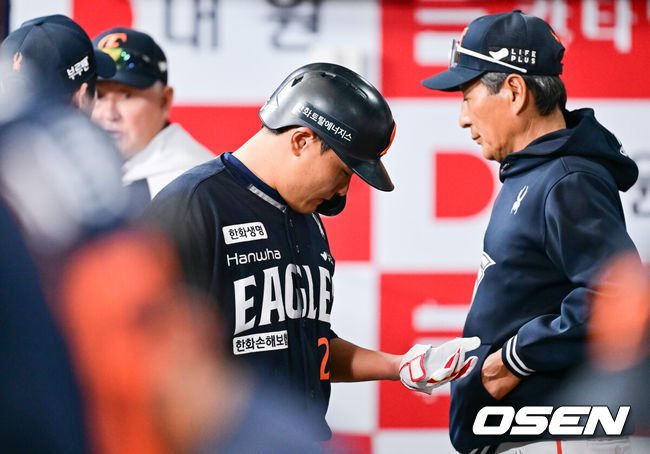 [OSEN=고척, 박준형 기자] 11일 오후 서울 고척스카이돔에서 ‘2025 신한 SOL BANK KBO리그’ 키움 히어로즈와 한화 이글스의 경기가 진행됐다.이날 경기에 키움은 김윤하가, 한화 와이스가 선발투수로 나선다.4회초 2사 한화 김태연이 손목에 공 맞은뒤 교체되고 있다. 2025.05.11 / soul1014@osen.co.kr