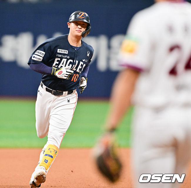 [OSEN=고척, 박준형 기자] 11일 오후 서울 고척스카이돔에서 ‘2025 신한 SOL BANK KBO리그’ 키움 히어로즈와 한화 이글스의 경기가 진행됐다.이날 경기에 키움은 김윤하가, 한화 와이스가 선발투수로 나선다.6회초 한화 선두타자 이진영이 솔로홈런을 베이스를 돌고 있다  2025.05.11 / soul1014@osen.co.kr