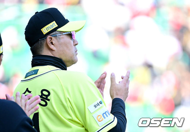 [OSEN=인천, 최규한 기자] 프로야구 SSG 랜더스가 KIA 타이거즈에 승리하며 3연패에서 벗어났다.SSG는11일 인천SSG랜더스필드에서 열린 2025 KBO리그 KIA와 더블헤더 1차전에서 8-4로 승리했다.SSG 조형우가 4타수 2안타 3타점으로 활약했다. 선발 미치 화이트는 5이닝 동안 4피안타(1피홈런) 4볼넷 3탈삼진 3실점(2자책)으로 시즌 3승째를 기록했다.경기를 마치고 SSG 이숭용 감독이 선수들을 맞이하며 박수를 보내고 있다. 2025.05.11 / dreamer@osen.co.kr