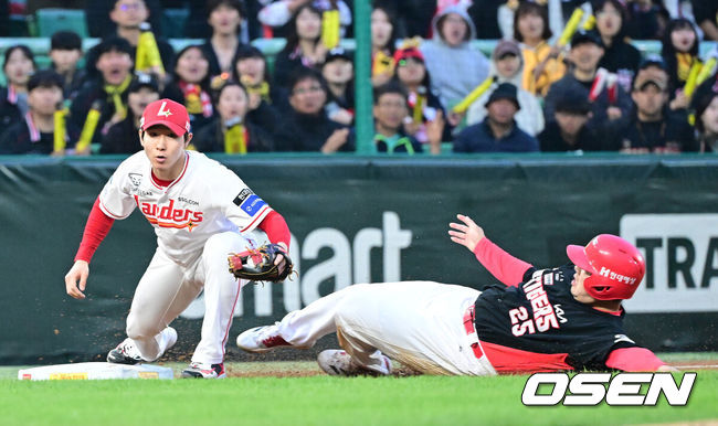[OSEN=인천, 최규한 기자] 프로야구 SSG 랜더스가 KIA 타이거즈에 승리하며 3연패에서 벗어났다.SSG는11일 인천SSG랜더스필드에서 열린 2025 KBO리그 KIA와 더블헤더 1차전에서 8-4로 승리했다.SSG 조형우가 4타수 2안타 3타점으로 활약했다. 선발 미치 화이트는 5이닝 동안 4피안타(1피홈런) 4볼넷 3탈삼진 3실점(2자책)으로 시즌 3승째를 기록했다.5회초 무사 1, 2루 상황 KIA 한승택의 번트 때 2루 주자 이우성이 3루에서 아웃되고 있다. 2025.05.11 / dreamer@osen.co.kr