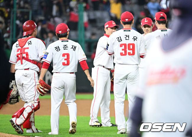 [OSEN=인천, 최규한 기자] 프로야구 SSG 랜더스가KIA 타이거즈와 더블헤더를 싹쓸이 했다.SSG는11일 인천 SSG랜더스필드에서 열린 2025 KBO리그KIA와더블헤더 2차전에서 5-1로 승리했다.SSG는 더블헤더 1차전에서는8-4로 승리했다.SSG 선발투수 김광현이 7이닝 동안 96구를 던지며 솔로 홈런 1방을 맞고 7탈삼진 1실점으로 호투, 시즌 2승째를 거뒀다. 타선은 0-1로 뒤진 6회 4안타 4볼넷을 묶어 5득점 빅이닝으로 경기를 뒤집었다.경기를 마치고 SSG 선수들이 승리 하이파이브를 나누고 있다. 2025.05.11 / dreamer@osen.co.kr