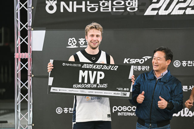 [사진] 라이트 퀘스트 MVP 텔슨과 신영재 홍천군수 / KXO