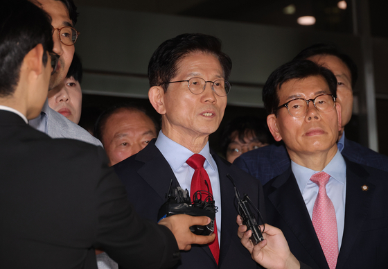 국민의힘 김문수 대선 후보가 10일 서울 양천구 서울남부지방법원에서 열린 당의 후보 선출 취소 가처분신청 사건 심문 기일에 출석한 뒤 법정을 나서며 발언하고 있다. 연합뉴스