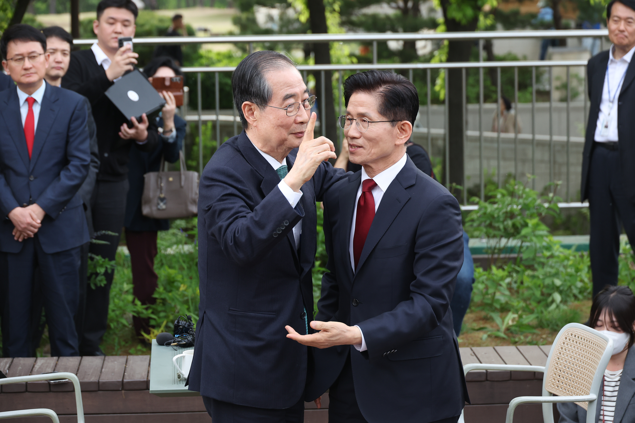 국민의힘 김문수 대선후보와 무소속 한덕수 후보가 지난 8일 서울 국회 사랑재에 위치한 커피숍에서 회동을 마친 후 포옹하고 있다. 연합뉴스