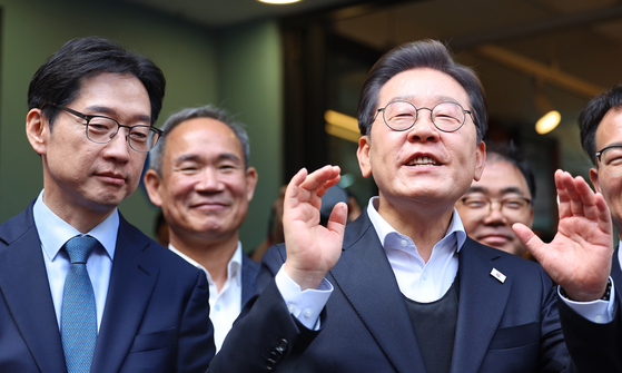 민심을 청취하는 '경청 투어'에 나선 이재명 더불어민주당 대선후보가 10일 경남 진주시 대안동 차없는 거리에서 시민들에게 연설하고 있다. 왼쪽은 김경수 총괄선대위원장. 뉴시스