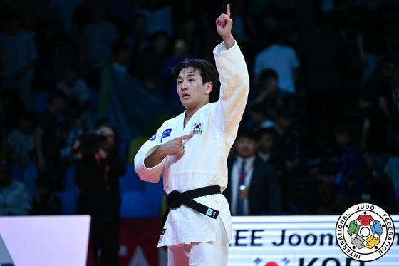 나가세를 쓰러뜨리고 세리머니 펼치는 이준환. 사진 IJF