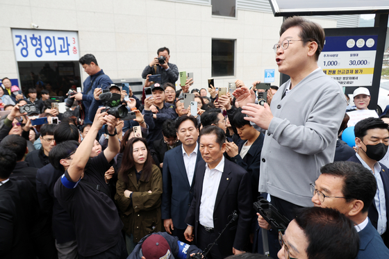 민심을 청취하는 '경청 투어'에 나선 이재명 더불어민주당 대선후보가 11일 전남 화순군 화순읍 인근 거리에서 연설을 하고 있다. 뉴시스