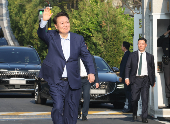 윤석열 전 대통령이 지난달 11일 서울 용산구 한남동 관저에서 나와 서초동 사저로 향하기 전 지지자들을 향해 손을 흔들며 걸어 나오고 있다. 연합뉴스
