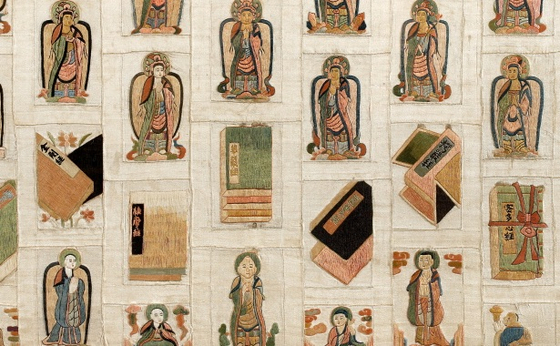 서울공예박물관 특별전에 선보이는 보물 자수가사(19세기)의 가운데 부분을 확대한 모습. 사진 서울공예박물관