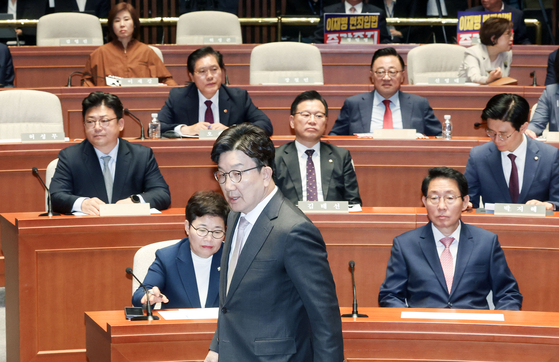 권성동 국민의힘 원내대표가 7일 오후 국회에서 열린 의원총회에 참석해 발언하기 위해 이동하고 있다. 김성룡 기자