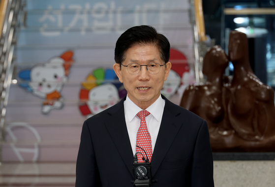 김문수 국민의힘 대선 후보가 11일 경기도 과천 중앙선거관리위원회에서 제21대 대통령선거 후보 등록 후 취재진 질문에 답하고 있다. 연합뉴스