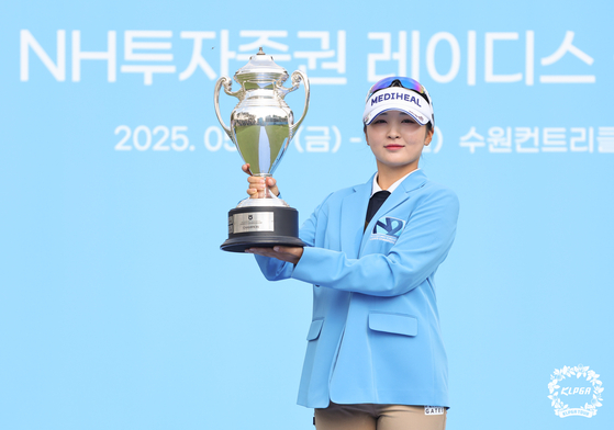 우승자에게 주어지는 하늘색 재킷을 입고 우승트로피를 든 채 포즈를 취한 이예원. 사진 KLPGT