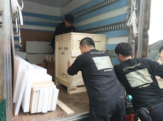 지난 10일 충남 서산 부석사에서 금동관세음보살좌상 일본 반환을 위한 이운법회 뒤 불상이 이동 차량으로 옮겨지고 있다. 연합뉴스