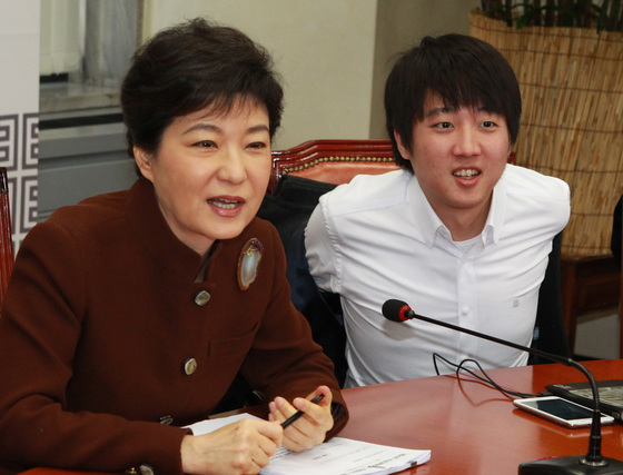 2012년 3월 당시 박근혜 새누리당 비대위 위원장이 회의를 주재하고 있다. 오른쪽엔 이준석 당시 비대위원. 중앙일보