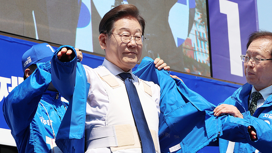 이재명 더불어민주당 대선 후보가 6·3 대통령선거 공식 선거운동 첫날인 12일 서울 광화문 청계광장에서 열린 중앙선대위 출정식 및 첫 유세에서 방탄복 위에 선대위 점퍼를 입고 있다. 연합뉴스