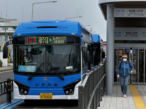 11일 낮 12시 제주시 명신마을 BRT 정류장에 정차 중인 양문형 시내버스에서 내린 제주시민. 최충일 기자