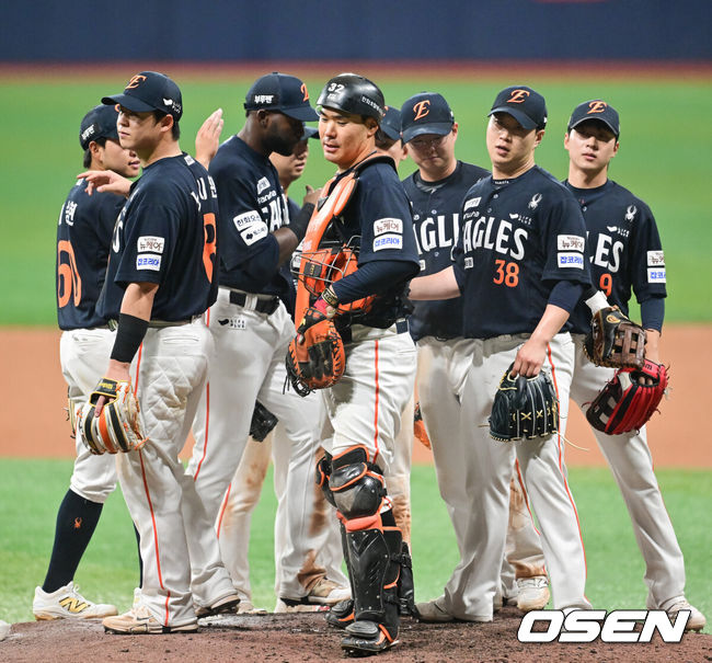 [OSEN=고척, 박준형 기자] 프로야구 한화 이글스가 파죽의 12연승을 질주했다.한화는 11일 서울 고척스카이돔에서 열린 ‘2025 신한은행 SOL Bank KBO리그’ 키움 히어로즈와의 경기에서 8-0 완승을 거뒀다. 이날 승리로 한화는 11연승에 성공했다. 1992년 5월 23일 청주 쌍방울 더블헤더 2차전 승리 이후 1만2041일 만에 12연승이다.경기종료 후 한화 선수들이 승리의 기쁨을 나누고 있다. 2025.05.11 / soul1014@osen.co.kr