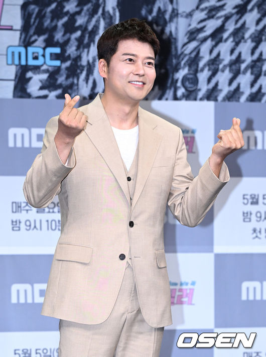 [OSEN=이대선 기자] 3일 오후 서울 마포구 상암 MBC 골든마우스홀에서 MBC예능 프로그램‘송스틸러’ 제작발표회가 열렸다.‘송스틸러’는 갖고 싶은 남의 곡을 대놓고 훔칠 수 있는 기회를 제공하는 신개념 음악 프로그램이다.‘송스틸러’는 오는5월5일 일요일밤9시10분에 첫 방송된다.방송인 전현무가 포즈를 취하고 있다. 2024.05.02 /sunday@osen.co.kr