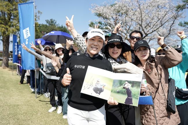 두산건설We’ve챔피언십에서 국내 팬들과 만나 즐거운 시간을 갖고 있는 신지애.