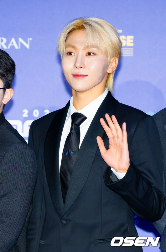 [OSEN=오사카(일본), 민경훈 기자] 23일 오후 일본 교세라 돔 오사카서'2024 MAMA AWARDS(마마 어워즈)'레드카펫 행사가 진행됐다.'2024 MAMA AWARDS'는 현지시간 기준으로 21일 미국 LA 돌비씨어터에서, 22일과 23일에 일본 교세라 돔 오사카에서 개최된다.세븐틴 승관이 레드카펫을 밟으며 포즈를 취하고 있다. 2024.11.23 /rumi@osen.co.kr