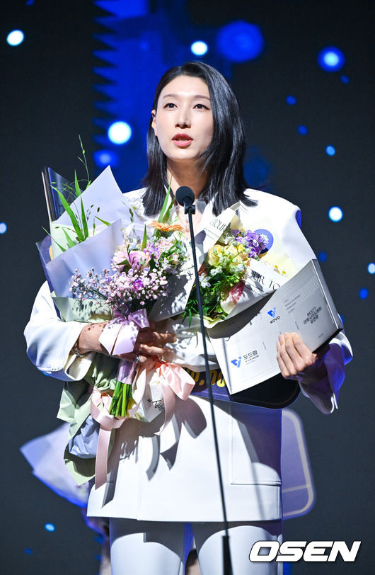 [OSEN=박준형 기자]  14일 오후 서울 서대문구 스위스그랜드호텔에서 2024-2025 V리그 시상식이 진행됐다.여자부는 마지막을 화려하게 장식한 김연경이 정규리그 MVP까지 노리는 반면, 남자부는 트레블을 이끈 레오와 토종 에이스 허수봉이 치열한 경쟁을 펼치고 있다.여자부 베스트7에 선정된 김연경이 소감을 말하고 있다.  2025.04.14 / soul1014@osen.co.kr
