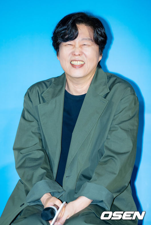 [OSEN=민경훈 기자] 12일 서울 롯데시네마 건대입구에서 영화 '하이파이브' 제작보고회가 열렸다.'하이파이브'(강형철 감독)는 장기이식으로 우연히 각기 다른 초능력을 얻게 된 다섯 명이 그들의 능력을 탐하는 자들과 만나 벌어지는 이야기를 그린 코믹 액션 활극으로 오는 30일 개봉예정이다.배우 김희원이 환하게 웃고 있다. 2025.05.12 /rumi@osen.co.kr