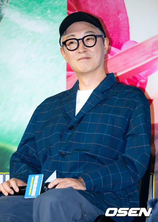 [OSEN=민경훈 기자] 12일 서울 롯데시네마 건대입구에서 영화 '하이파이브' 제작보고회가 열렸다.'하이파이브'(강형철 감독)는 장기이식으로 우연히 각기 다른 초능력을 얻게 된 다섯 명이 그들의 능력을 탐하는 자들과 만나 벌어지는 이야기를 그린 코믹 액션 활극으로 오는 30일 개봉예정이다.배우 강형철 감독이 환하게 웃고 있다. 2025.05.12 /rumi@osen.co.kr