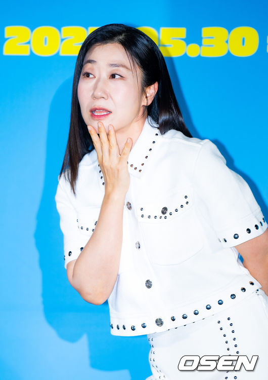 [OSEN=민경훈 기자] 12일 서울 롯데시네마 건대입구에서 영화 '하이파이브' 제작보고회가 열렸다.'하이파이브'(강형철 감독)는 장기이식으로 우연히 각기 다른 초능력을 얻게 된 다섯 명이 그들의 능력을 탐하는 자들과 만나 벌어지는 이야기를 그린 코믹 액션 활극으로 오는 30일 개봉예정이다.배우 라미란이 포토타임을 갖고 있다. 2025.05.12 /rumi@osen.co.kr