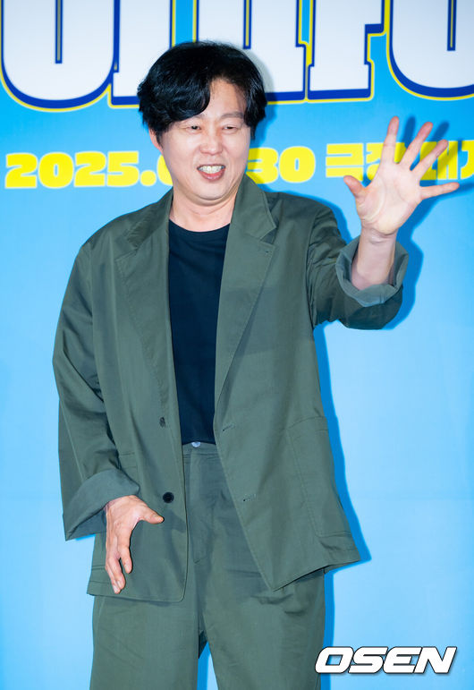 [OSEN=민경훈 기자] 12일 서울 롯데시네마 건대입구에서 영화 '하이파이브' 제작보고회가 열렸다.'하이파이브'(강형철 감독)는 장기이식으로 우연히 각기 다른 초능력을 얻게 된 다섯 명이 그들의 능력을 탐하는 자들과 만나 벌어지는 이야기를 그린 코믹 액션 활극으로 오는 30일 개봉예정이다.배우 김희원이 포토타임을 갖고 있다. 2025.05.12 /rumi@osen.co.kr